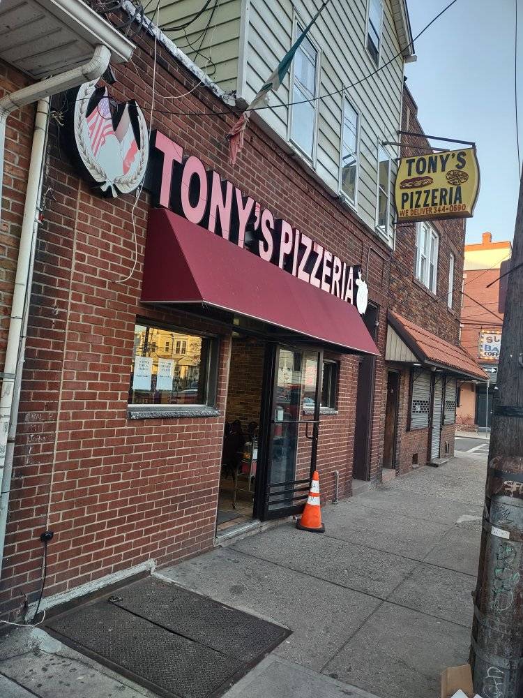 Tony's pizza is on the corner of a street.